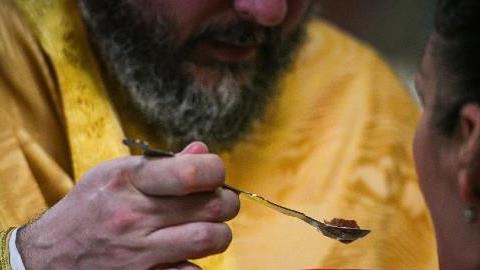 Ιερέας: «Μπορεί να αλλάξει η διαδικασία της Θείας Κοινωνίας, χωρίς να χαθεί η ουσία της»